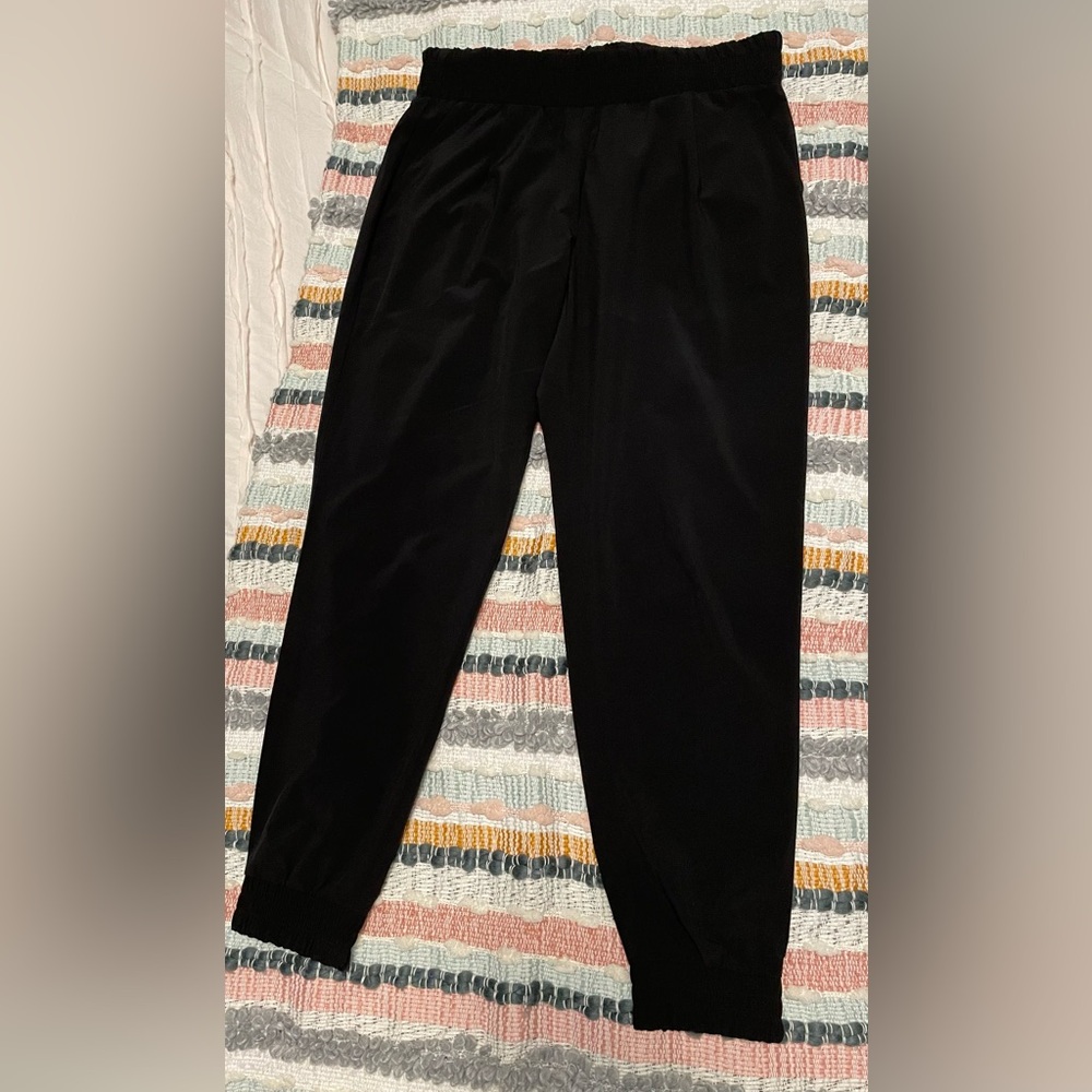 New never worn Athleta black joggers! Size 8 w/ elastic waist & around ankles!